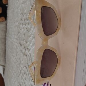 NWOT DEZI Marble Cream Sunglasses